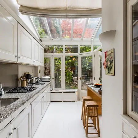 Veeve - Charming Townhouse Near Parc Montsouris Holiday home *